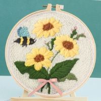 A Bee & Sunflowers - Punch Needle Kit - 20 x 20cm